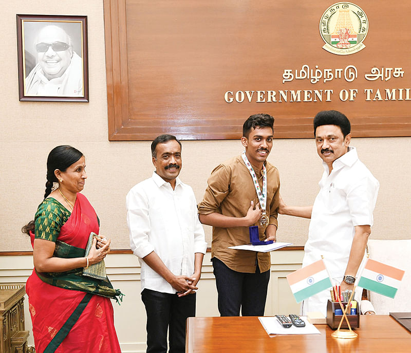 முதல்வரிடம் வாழ்த்து பெறும் சுதர்சன்