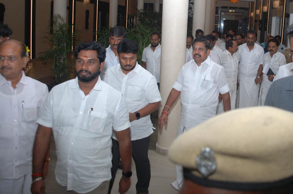 ஆய்வுக்கூட்டம் முடிந்து வெளியேறும் எடப்பாடி பழனிசாமி