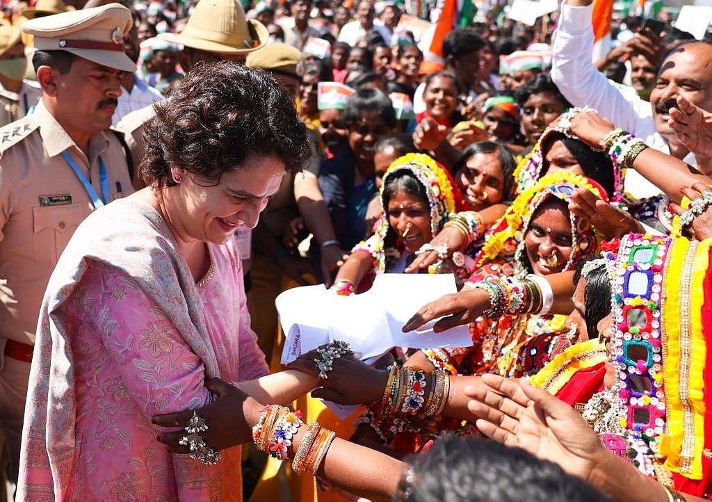 கர்நாடகா: ``பெண்களுக்கு மாதம் ரூ. 2,000; 200 யூனிட் இலவச மின்சாரம்” - பிரியங்கா காந்தி