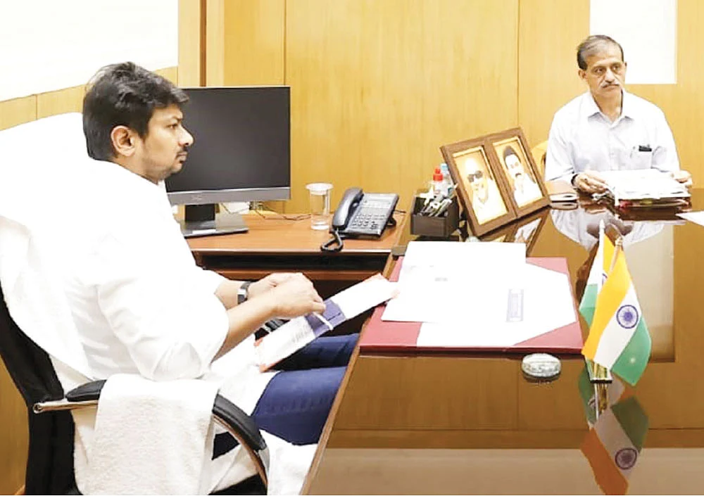 மிஸ்டர் கழுகு: அரசு பங்களாவுக்குக் குடிபுகும் உதயநிதி... வீட்டை விட்டுக்கொடுத்த அப்பாவு!