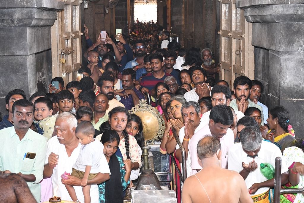 பெரியகோயிலில் பக்தர்கள்