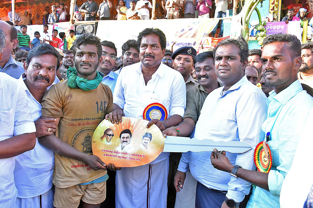 மாட்டுக்காரங்க என்னை அடிச்சாங்க... அசிங்கமா திட்டுனாங்க! - ஜல்லிக்கட்டு வீரர் வேதனை