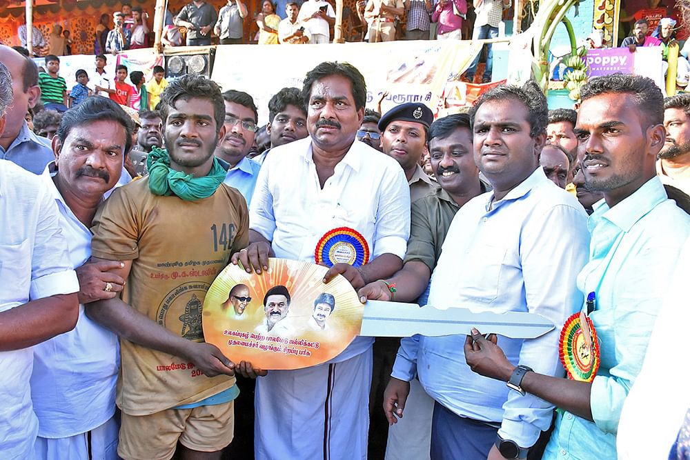 மாட்டுக்காரங்க என்னை அடிச்சாங்க... அசிங்கமா திட்டுனாங்க! - ஜல்லிக்கட்டு வீரர் வேதனை