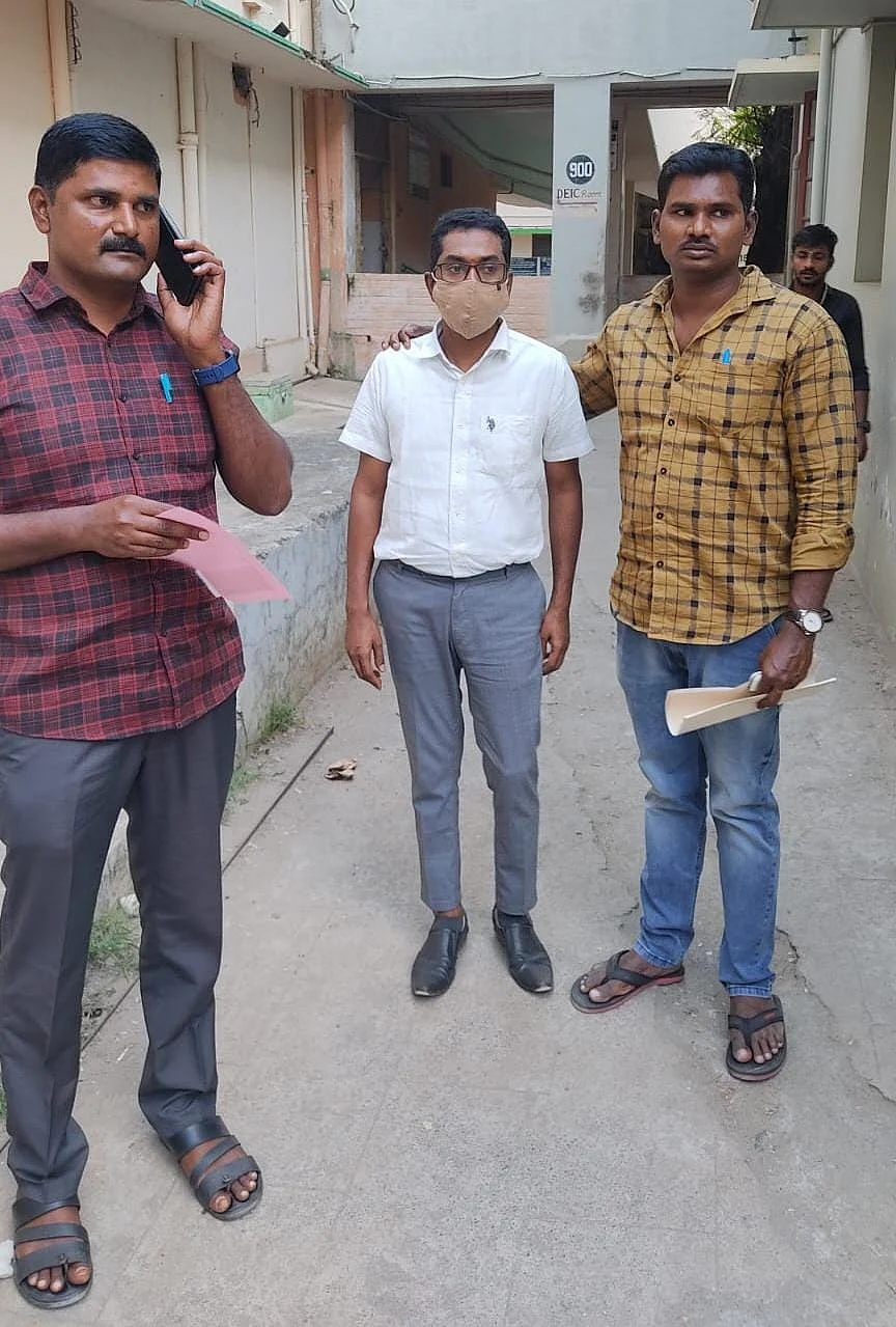 போலீஸாரின் பிடியில் நவநீதகிருஷ்ணன்.