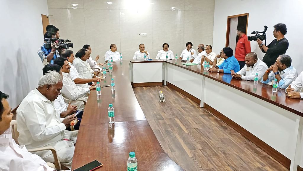 மிஸ்டர் கழுகு: ‘ஸ்வீட்டும் போச்சு... பதவிக்கும் ஆபத்து...’ - கதர்ச் சட்டைக்குள் கத்திச் சண்டை!