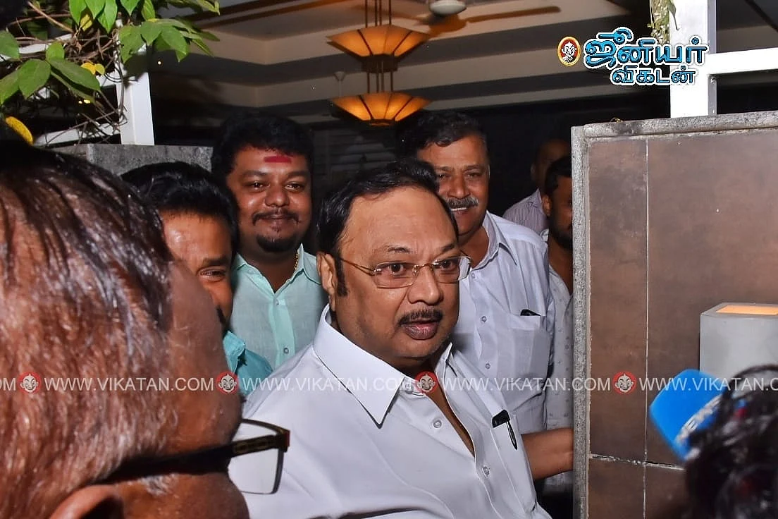 வரவேற்க காத்திருந்த அழகிரி