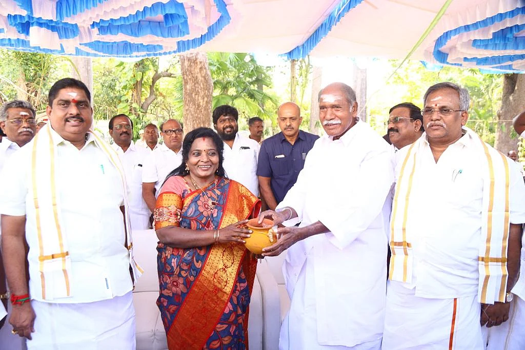 பொங்கல் விழாவில் முதல்வர் ரங்கசாமியுடன் ஆளுநர் தமிழிசை
