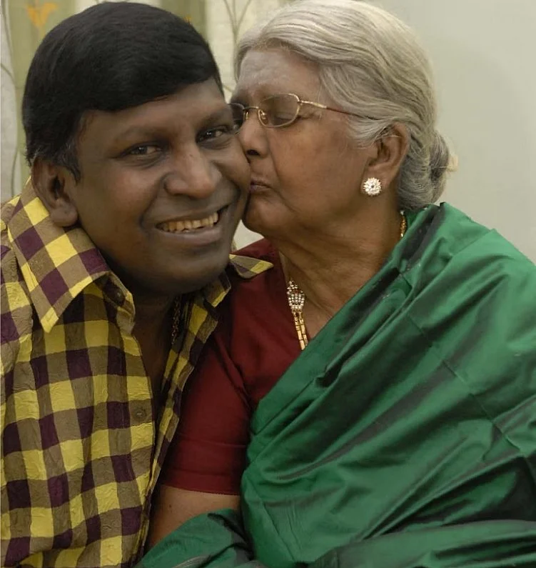 நடிகர் வடிவேலுடன் அவரது தாயார்
