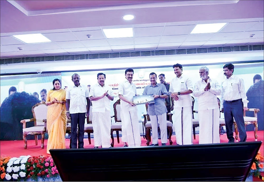மிஸ்டர் கழுகு: அரசு பங்களாவுக்குக் குடிபுகும் உதயநிதி... வீட்டை விட்டுக்கொடுத்த அப்பாவு!