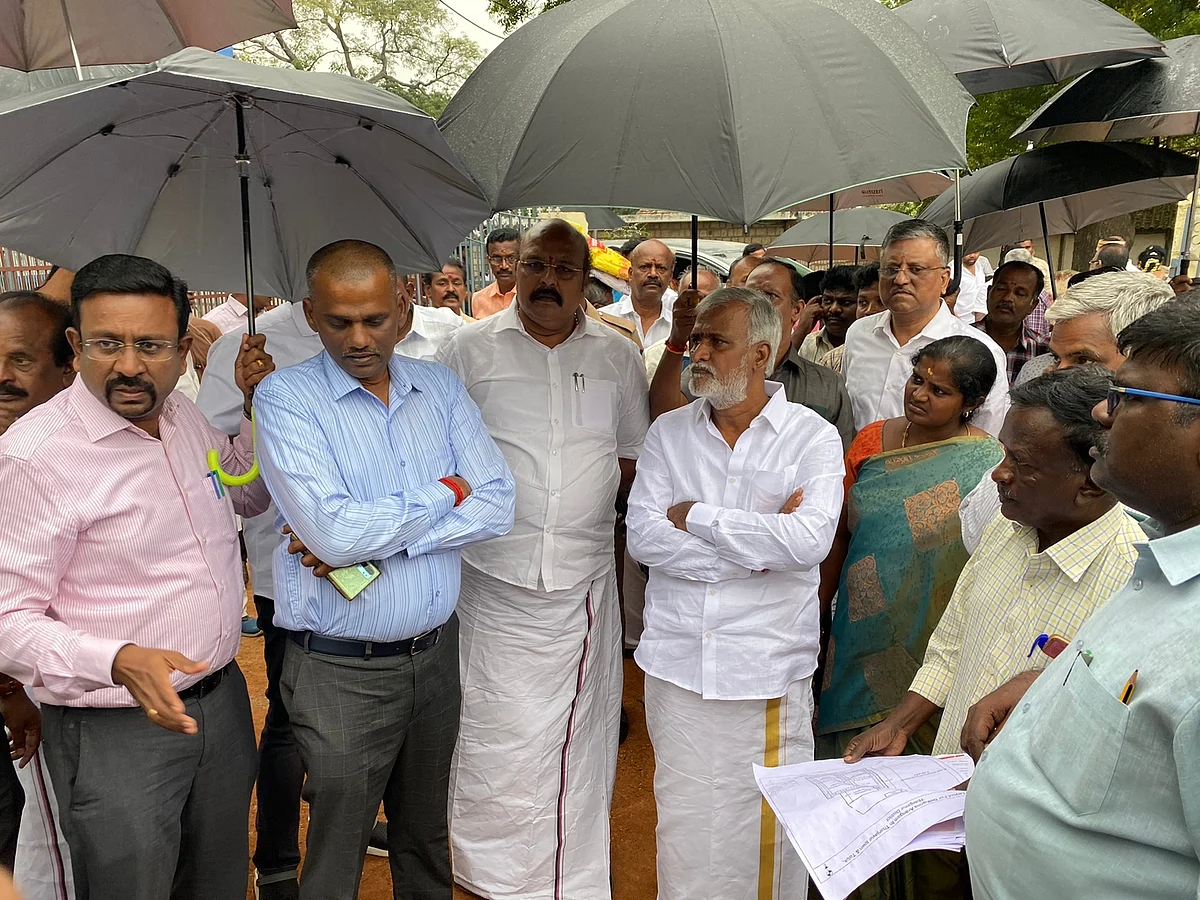பெரியகோயில் அருகில் அமைச்சர் சேகர் பாபு, அதிகாரிகள்