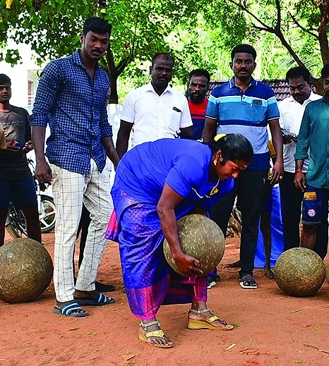 இளவட்டக்கல் தூக்கும் இளைஞிகள்!