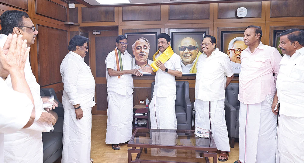 மிஸ்டர் கழுகு: விமான கதவு திறப்பு... வாய் திறக்காத தி.மு.க நிர்வாகி!