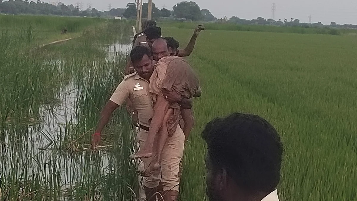 மூதாட்டியை தோளில் சுமந்த காவலர்