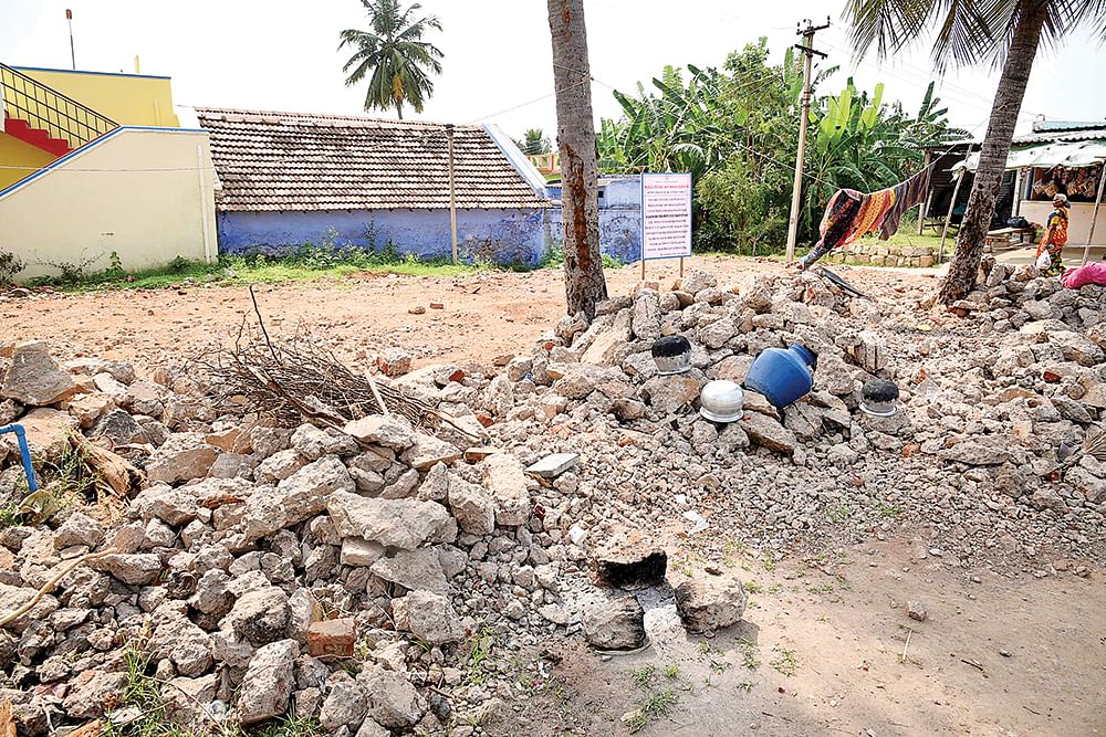 தாய்-சேய் நல விடுதி இடிப்பு... எடப்பாடி பழனிசாமி காரணமா? - சேலம் சர்ச்சை!