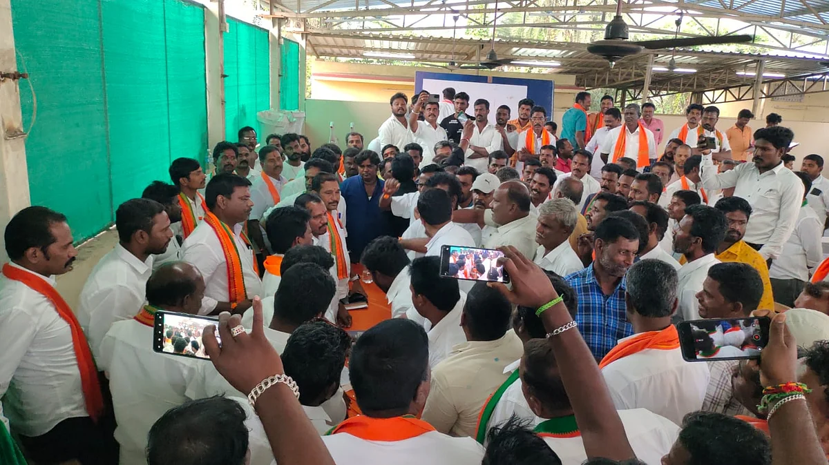 பாஜக கூட்டத்தில் கோஷ்டி மோதல்