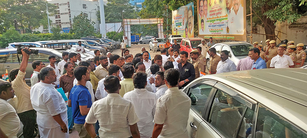 அஞ்சலி நிகழ்விலுமா அரசியல்? - சர்ச்சையில் சத்தியமூர்த்தி பவன்!