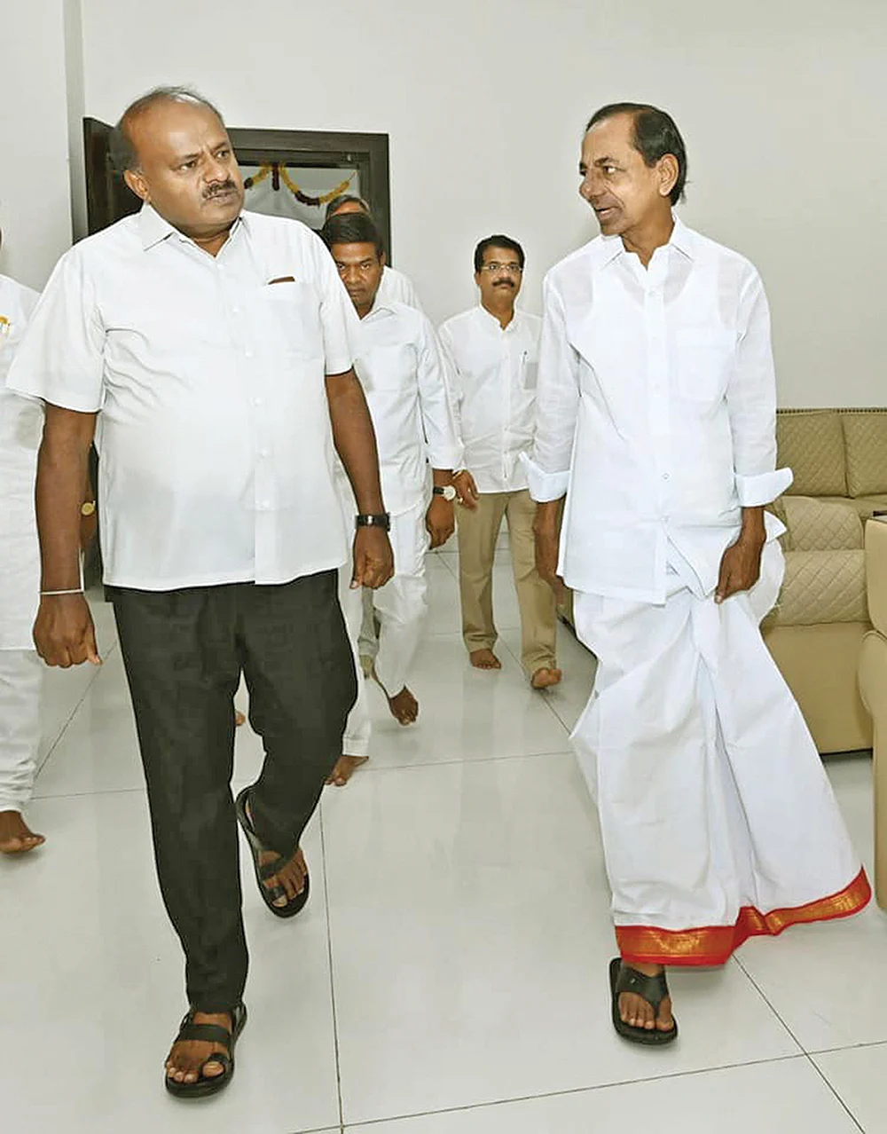 கே.சி.ஆருடன் களம் காணும் நடிகர் பிரகாஷ்ராஜ்... கர்நாடகாவில் தடம் பதிக்குமா இணைந்த கரங்கள்?