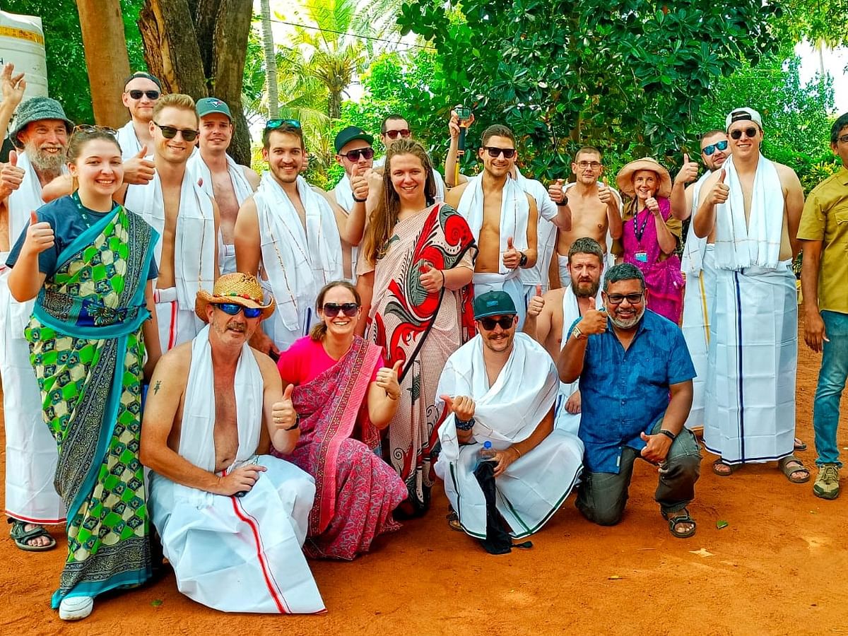 "நாங்களும் தமிழர்களா மாறிட்டோம்!"- பாரம்பர்ய உடை அணிந்து பொங்கல் வைத்து அசத்திய வெளிநாட்டினர்