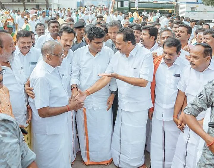 தீர்த்தக் குடம் எடுத்துச் செல்லும் நிகழ்வில் அண்ணாமலை