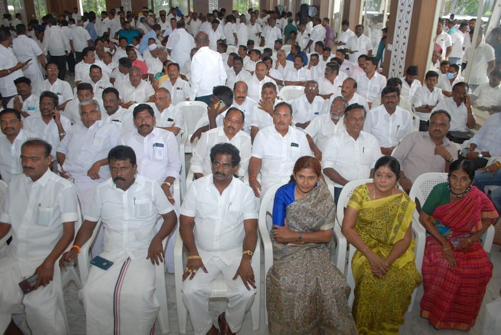அ.தி.மு.க நிர்வாகிகள்