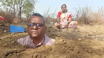 நிலத்தை கொடுக்க கோரி... மண்ணுக்குள் புதைந்து
விவசாயி போராட்டம்!