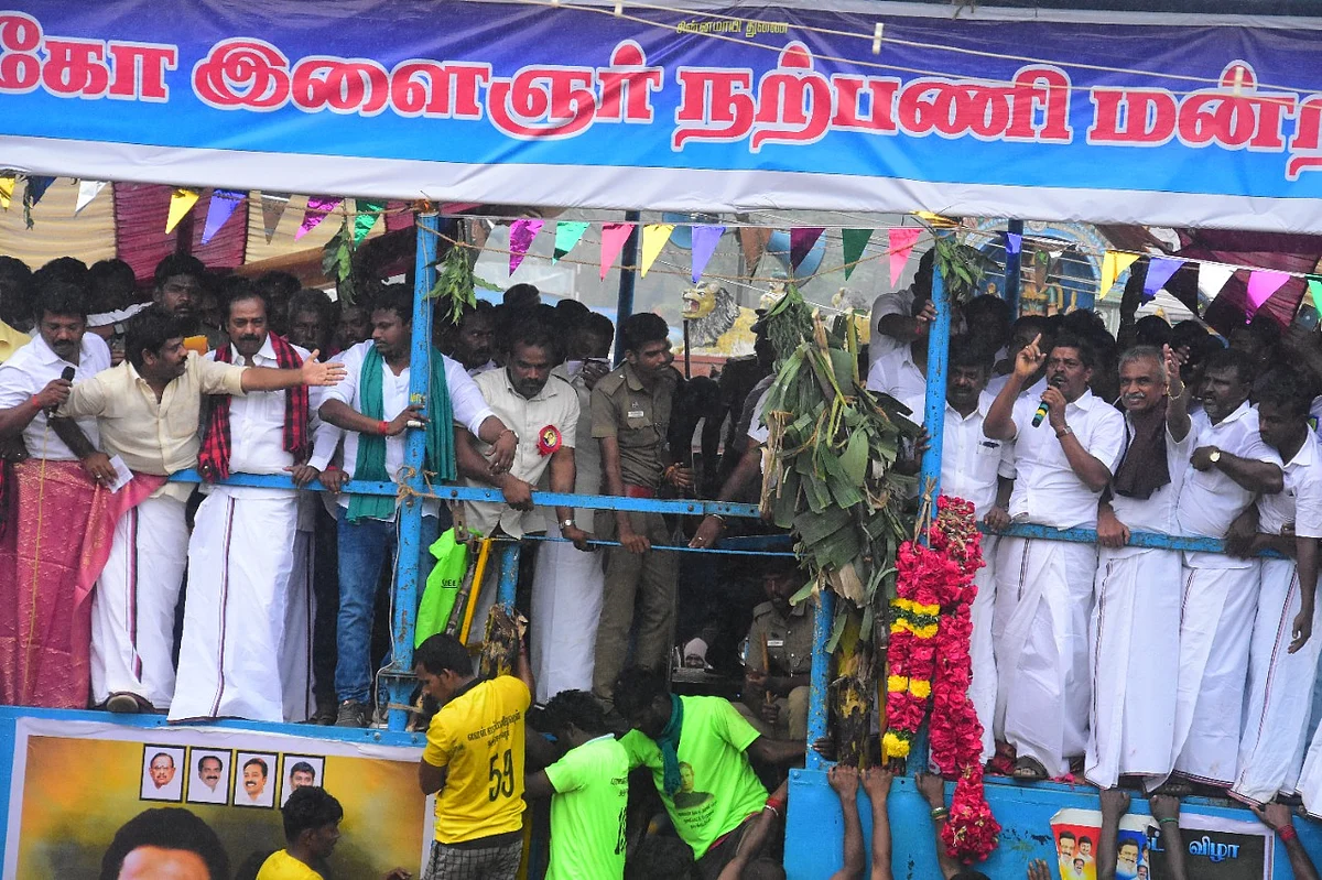`திமுக ஒருபக்கம்... அதிமுக மறுபக்கம்’ - 500 காளைகளுடன் களைகட்டிய தமிழகத்தின் முதல் ஜல்லிக்கட்டு!