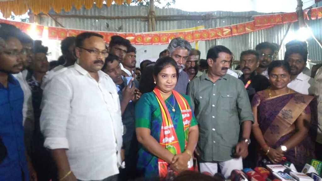 வேட்பாளருடன் சீமான்