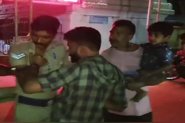 நெல்லை: நடு ரோட்டில் போலீஸின் சட்டையைப் பிடித்து தகராறு... மக்களுக்கு இடையூறு - போதை இளைஞர் கைது!