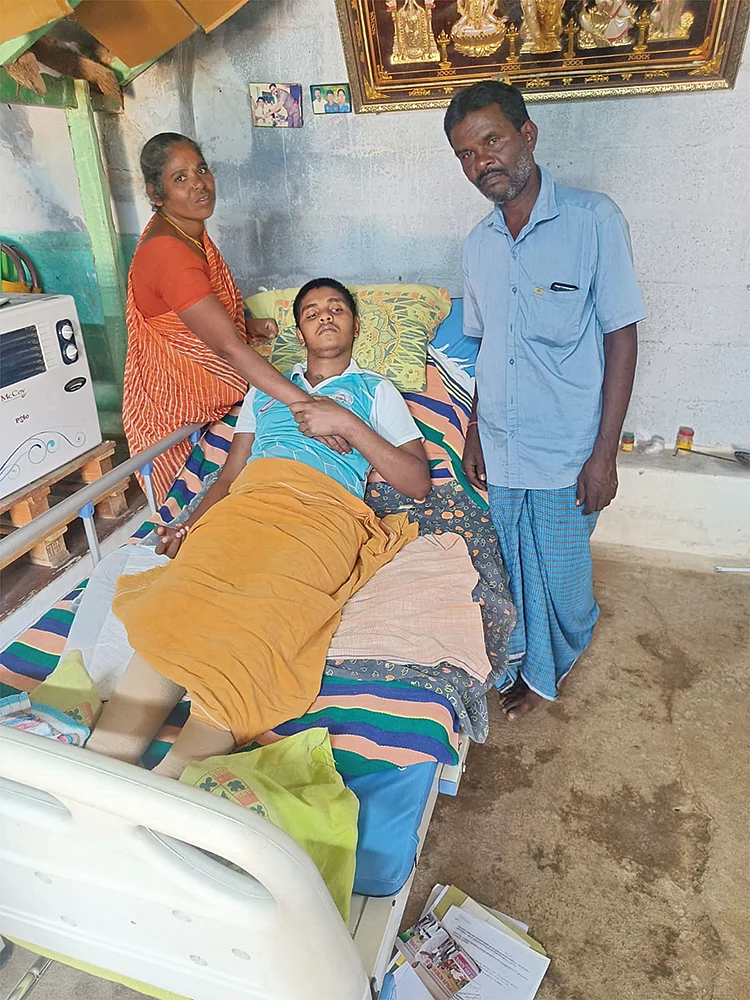 கையைப் பிடிச்சுக்கிட்டு விடவே மாட்டேங்கிறான்... ஏதோ சொல்ல வர்றான்..! - படுத்த படுக்கையான மகன்...