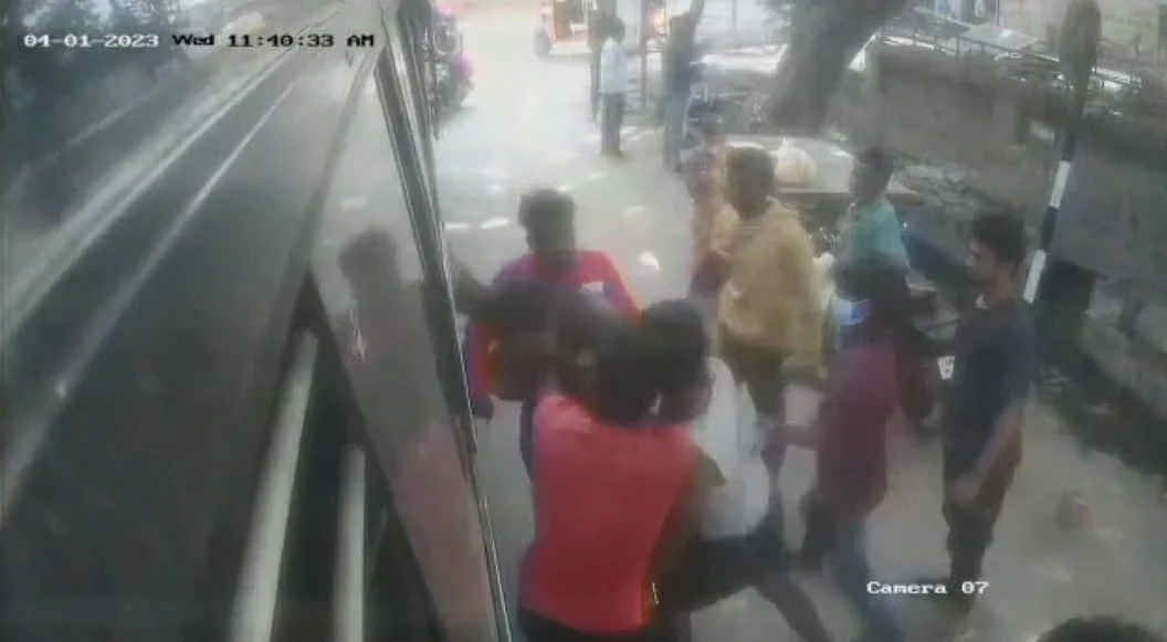 சேலம்: தனியார் பேருந்து நடத்துனரைத் தாக்கிய விவகாரம்; 6 பேர்கொண்ட கும்பல் கைது!