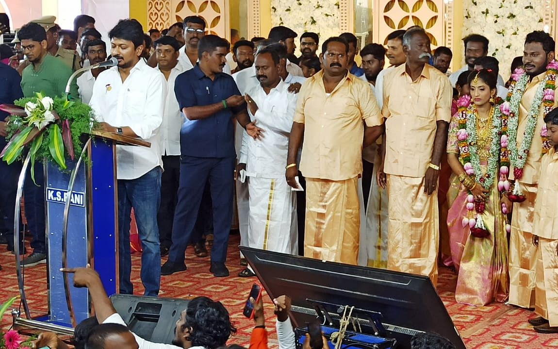 ``எடப்பாடி - பன்னீர்போல் இல்லாமல் சுயமரியாதையுடன் வாழ வேண்டும்” - திருமண விழாவில் உதயநிதி