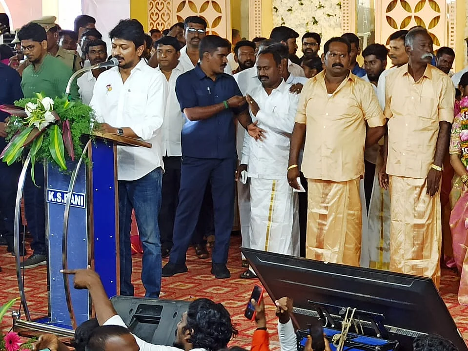 ``எடப்பாடி - பன்னீர்போல் இல்லாமல் சுயமரியாதையுடன் வாழ வேண்டும்” - திருமண விழாவில் உதயநிதி