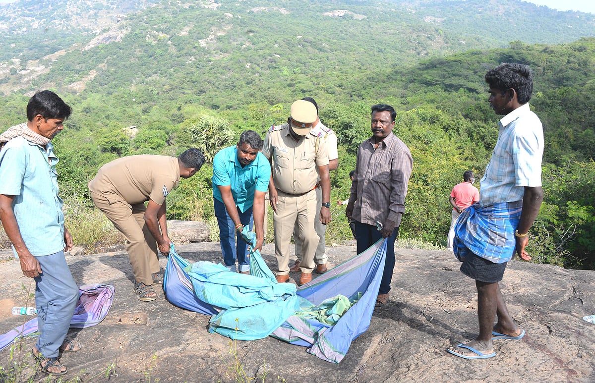 இளம் பெண்ணின் சடலம் மீட்கப்பட்ட காட்சி.