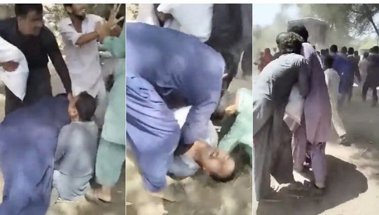 கோதுமை மாவுக்காக அடித்துக்கொண்ட மக்கள்