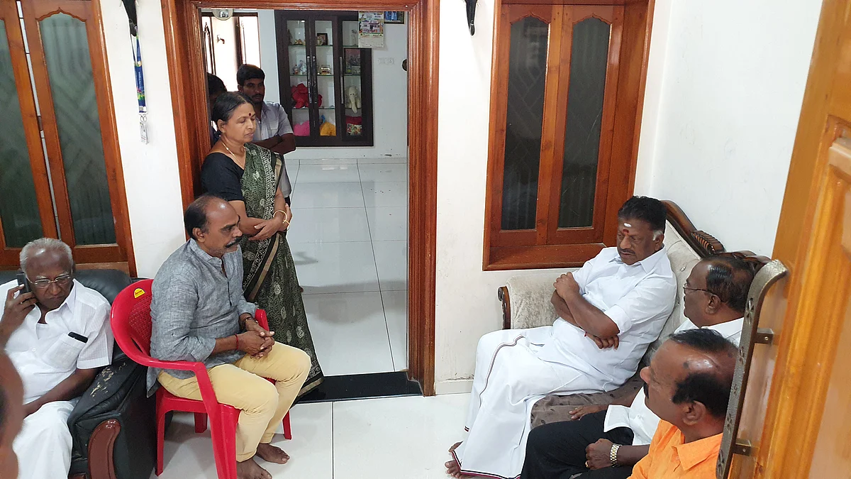 ஆறுதல் கூறிய ஓ.பி.எஸ்