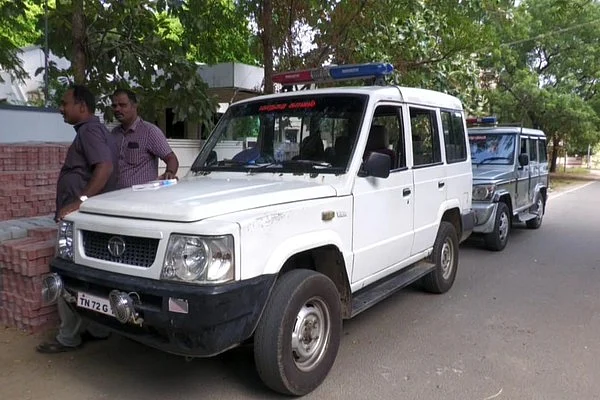 விசாரணை நடத்தும் போலீஸார்
