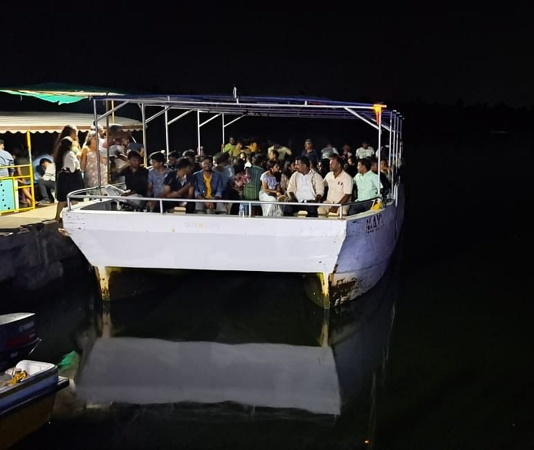 பாதுகாப்பு கவச உடையின்றி அழைத்து செல்லப்படும் சுற்றுலாப் பயணிகள்