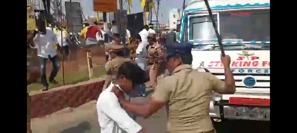 போலீஸார் தடியடி
