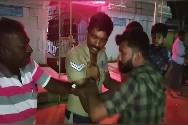 போலீஸுக்கு உதவும் பொதுமக்கள்