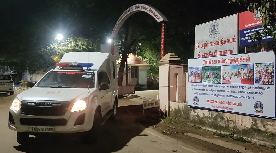 நெல்லையில் நாட்டு வெடிகுண்டு வீச்சு: காவல் நிலையத்த்துக்குள் ஓடித் தப்பிய மூவர்; பின்னணி என்ன?!