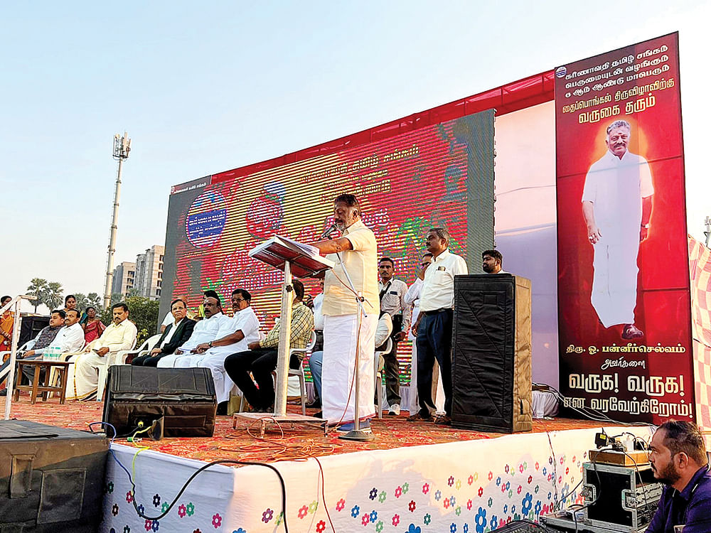 மிஸ்டர் கழுகு: ‘ஸ்வீட்டும் போச்சு... பதவிக்கும் ஆபத்து...’ - கதர்ச் சட்டைக்குள் கத்திச் சண்டை!