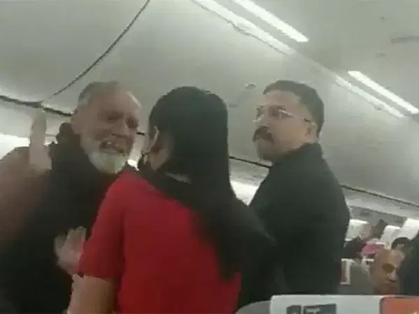 விமான பணிப்பெண்ணிடம் தகாத முறையில் நடந்து கொண்ட முதியவர்; ஸ்பைஸ் ஜெட் விமானத்தில் பரபரப்பு!