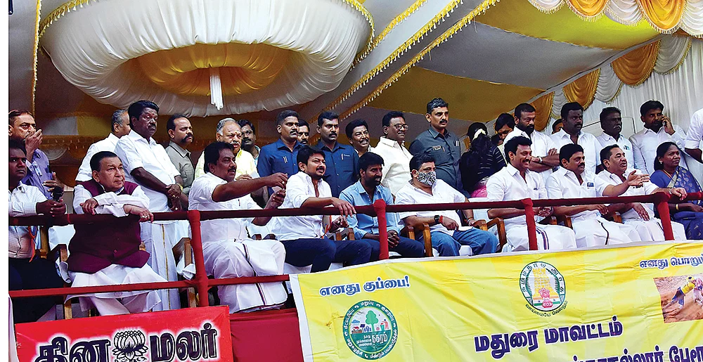 மதுரை அரசியல் ஜல்லிக்கட்டு... வரிந்துகட்டிய உதயநிதி!