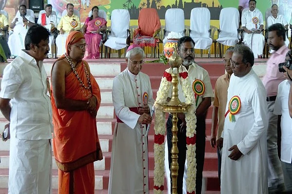 குத்துவிளக்கு ஏற்றும் நிகழ்ச்சி