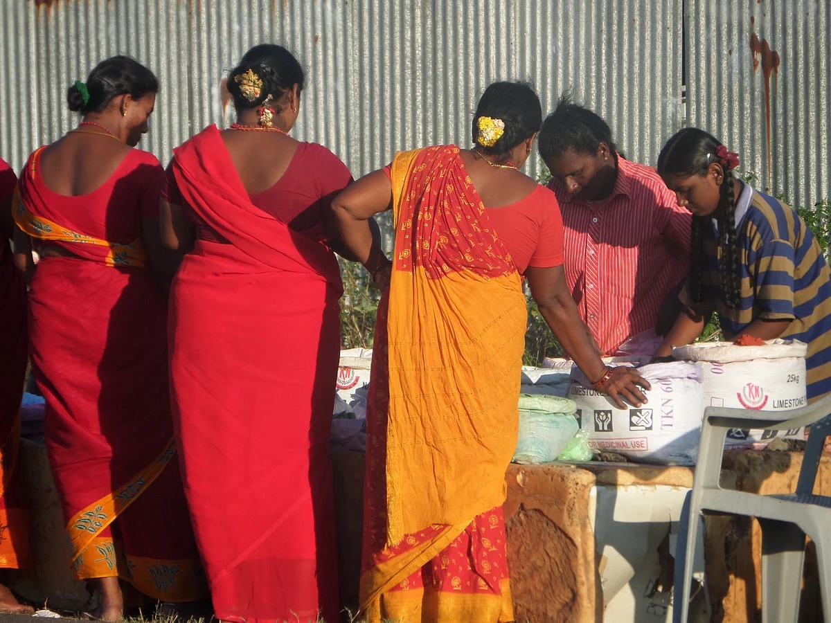 இருதயபுரத்தில் ஆர்வமுடன் கோலப்பொடி வாங்கும் பக்தர்கள்