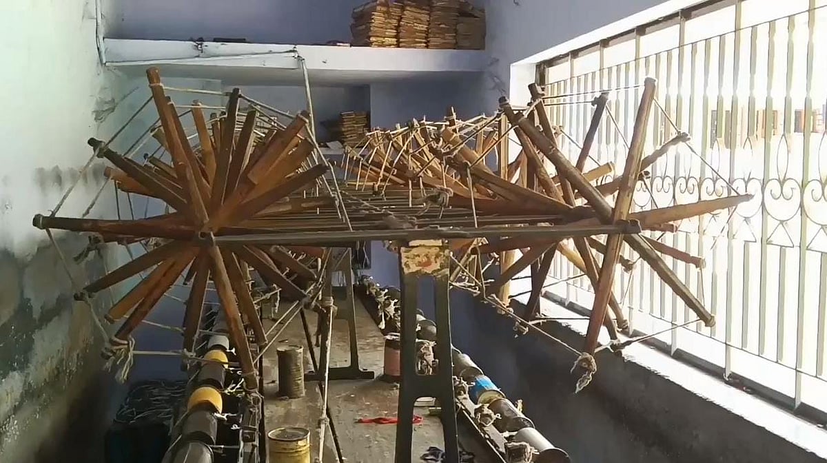 9-வது நாளாகத் தொடரும் ஆண்டிபட்டி நெசவாளர் போராட்டம்... ரூ.2 கோடி மதிப்பிலான சேலை உற்பத்தி பாதிப்பு!