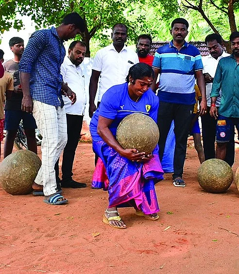 இளவட்டக்கல் தூக்கும் இளைஞிகள்!