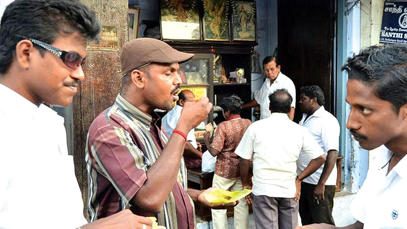 சொர்க்கமே என்றாலும்... உணவுகளின் பெயர்களைச் சொல்லும்போதே நாவூறும் நெல்லை!