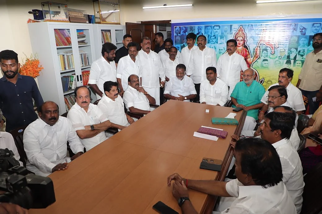 பா.ஜ.க தலைமையகமான கமலாலயத்தில் அ.தி.மு.க நிர்வாகிகள்.