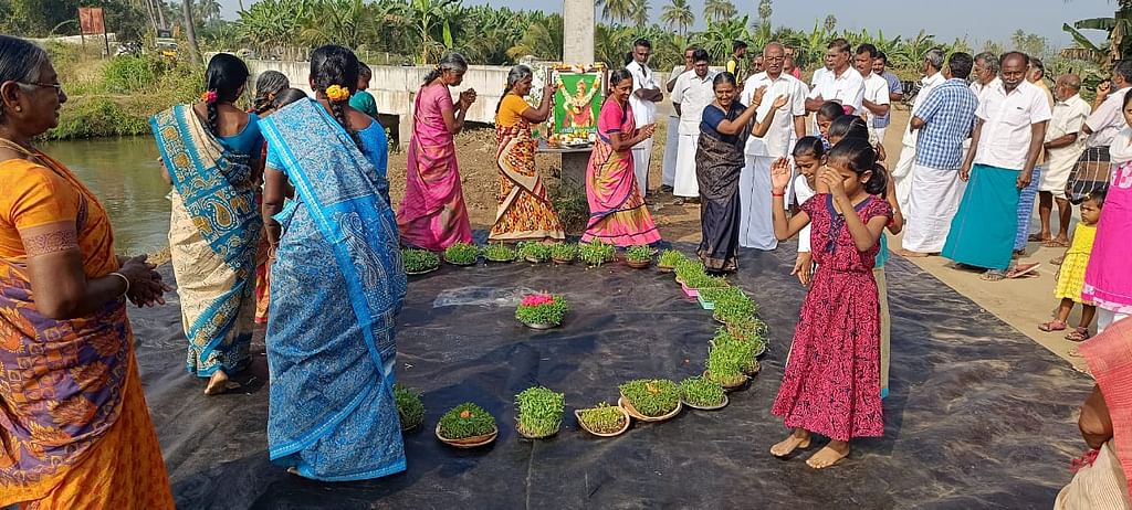 கும்மிகொட்டி நன்றி செலுத்தும் விவசாயிகள்.